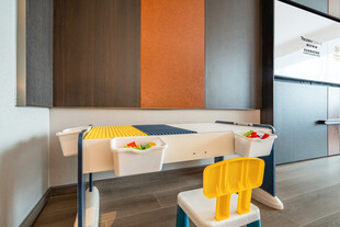 现代风儿童房收纳区一角