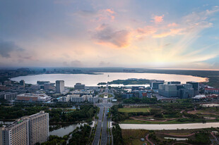 城市河畔日落美景
