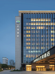 现代气派的高楼酒店外观