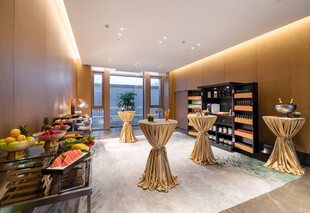 现代风格室内精致茶歇区