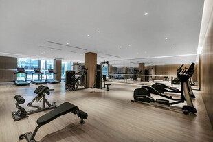 现代宽敞健身房内部场景