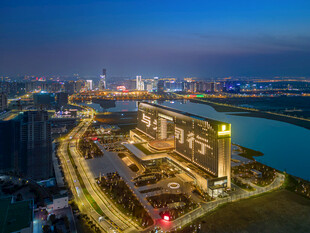 城市河畔璀璨夜景