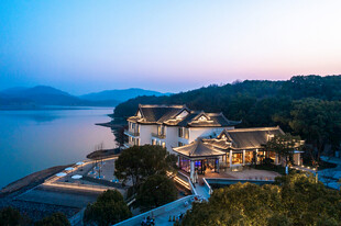 湖畔中式建筑群夜景风光