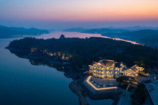 湖畔夜景中的璀璨建筑群