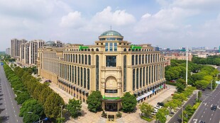 城市中的宏伟商业建筑