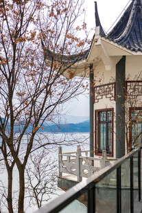 雪覆中式楼阁赏湖景