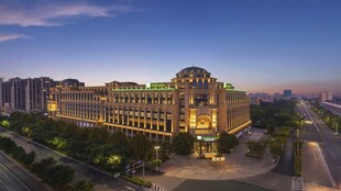 城市繁华夜景中的宏伟建筑