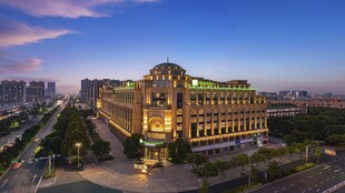 城市繁华夜景中的璀璨建筑