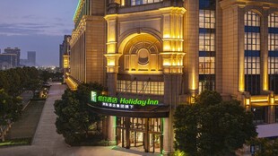 夜幕下的华丽酒店建筑