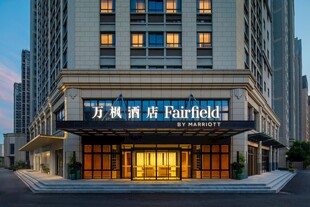 夜晚中的万枫酒店外观