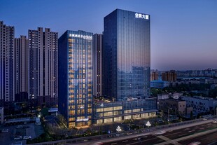 城市夜幕下的高楼建筑群