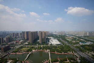 城市俯瞰高楼与绿地景观