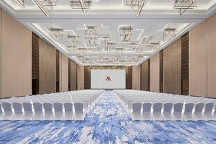 豪华宽敞的宴会厅室内场景