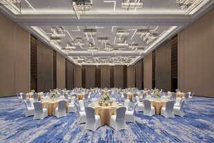 豪华宴会厅内的精致桌椅布置