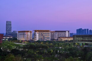 城市建筑群的黄昏美景
