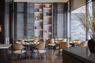 现代风格餐厅室内优雅场景
