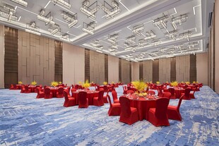 豪华宴会厅内的喜庆布置