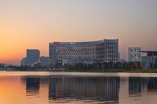 湖畔日落时的现代建筑群