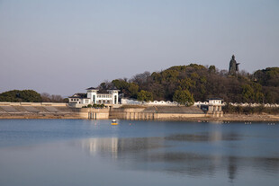 湖畔静谧景致