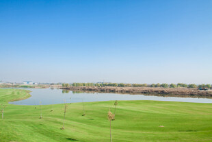 美丽高尔夫球场湖畔风光