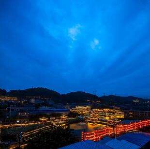 夜幕下的绚丽城市景观