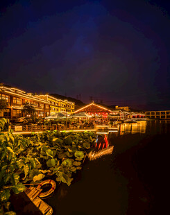 古镇夜景 灯火璀璨映水乡