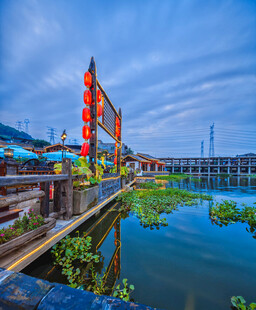 水乡夜景 红灯映照碧波