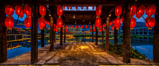古街红灯笼营造喜庆氛围