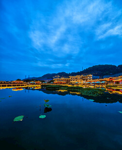 湖畔夜景 静谧迷人的小镇
