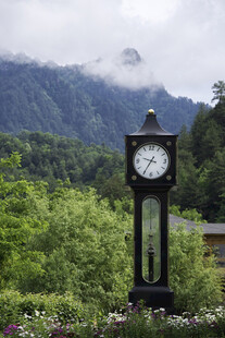 山林间的复古时钟