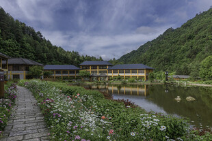 山间湖畔庭院美景如画