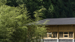 山林间的木质小屋