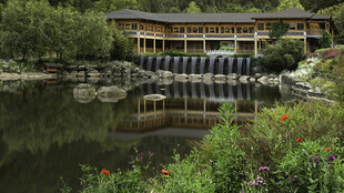 湖畔中式建筑美景