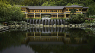 湖畔中式建筑倒影美景