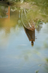 水面倒影中的静谧小船
