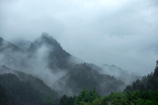 云雾缭绕的壮丽山景