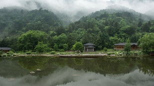 山间湖畔美景