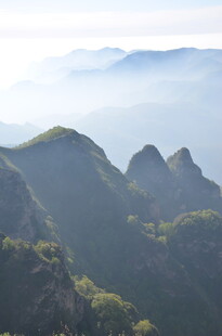 山峦叠翠中的朦胧美景