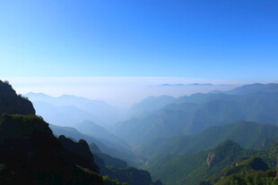 壮丽山景 蓝天白云下的风光