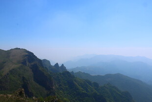 壮丽山景 蓝天映衬下的风光