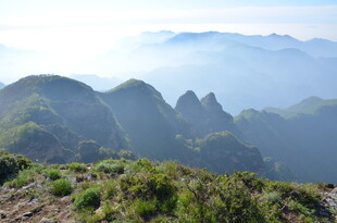 山峦叠翠的壮美风景
