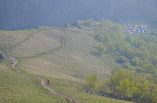 山间绿野小径风景
