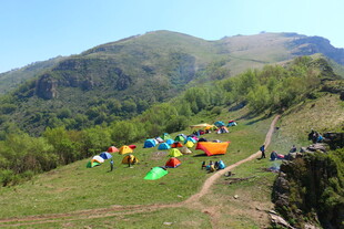 山间露营地的多彩帐篷
