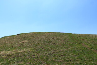 蓝天映衬下的绿色山丘