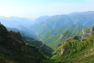 山峦叠翠的壮美自然景观