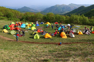 户外草地多彩帐篷露营地