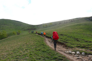 徒步者在山间小路上前行