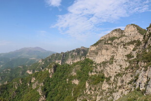 峻峭山峦与葱郁植被景观