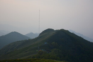 山峦之巅的挺拔天线