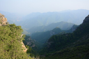 山峦叠翠的自然风光